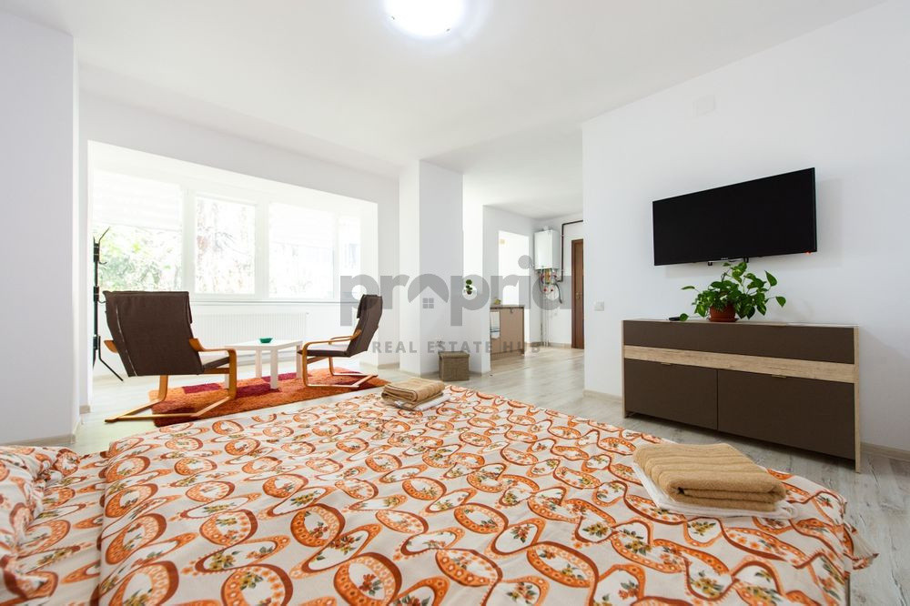 Apartament ultracentral cu intrare separată și curte – lângă Primăria Brașov