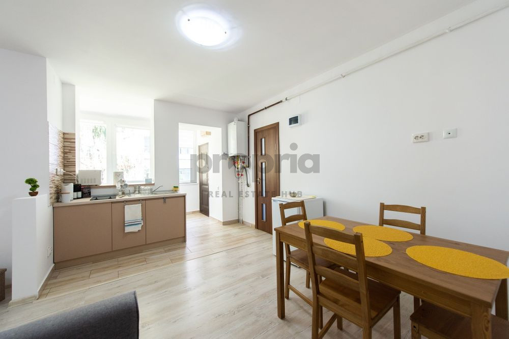 Apartament ultracentral cu intrare separată și curte – lângă Primăria Brașov