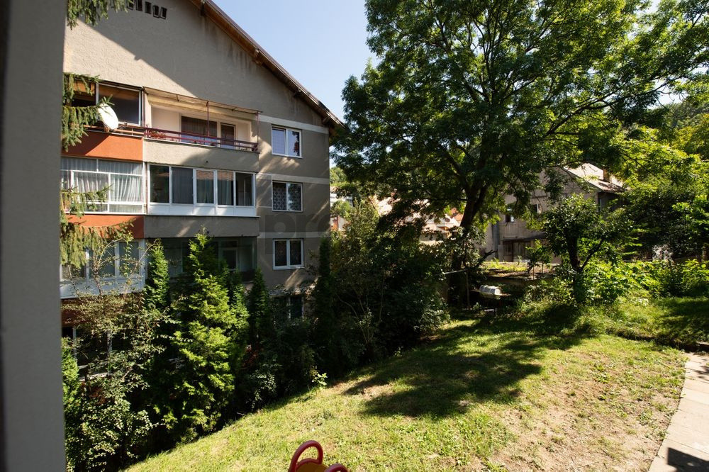 Apartament ultracentral cu intrare separată și curte – lângă Primăria Brașov
