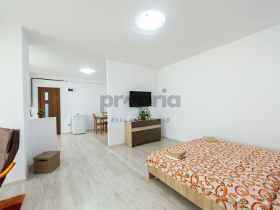 Apartament ultracentral cu intrare separată și curte – lângă Primăria Brașov